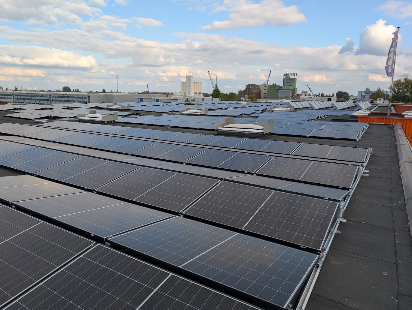 Gewerbedach mit PV-Anlage